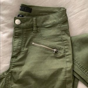 Green motor jeans with zipper pockets